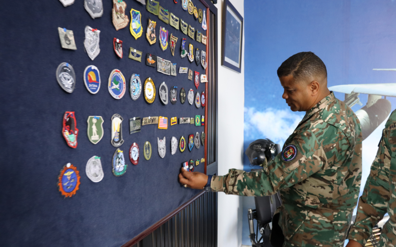 Delegación de Fuerza Aérea de República Dominicana visita al Comando Aéreo de Mantenimiento