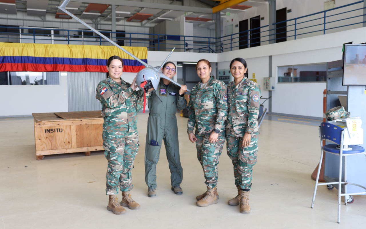 Delegación de Fuerza Aérea de República Dominicana visita al Comando Aéreo de Mantenimiento