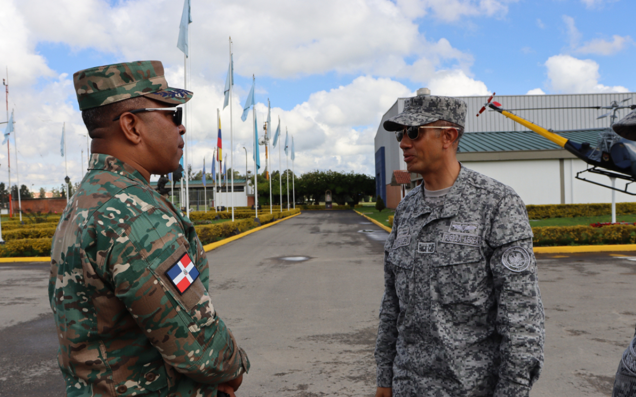 Delegación de Fuerza Aérea de República Dominicana visita al Comando Aéreo de Mantenimiento