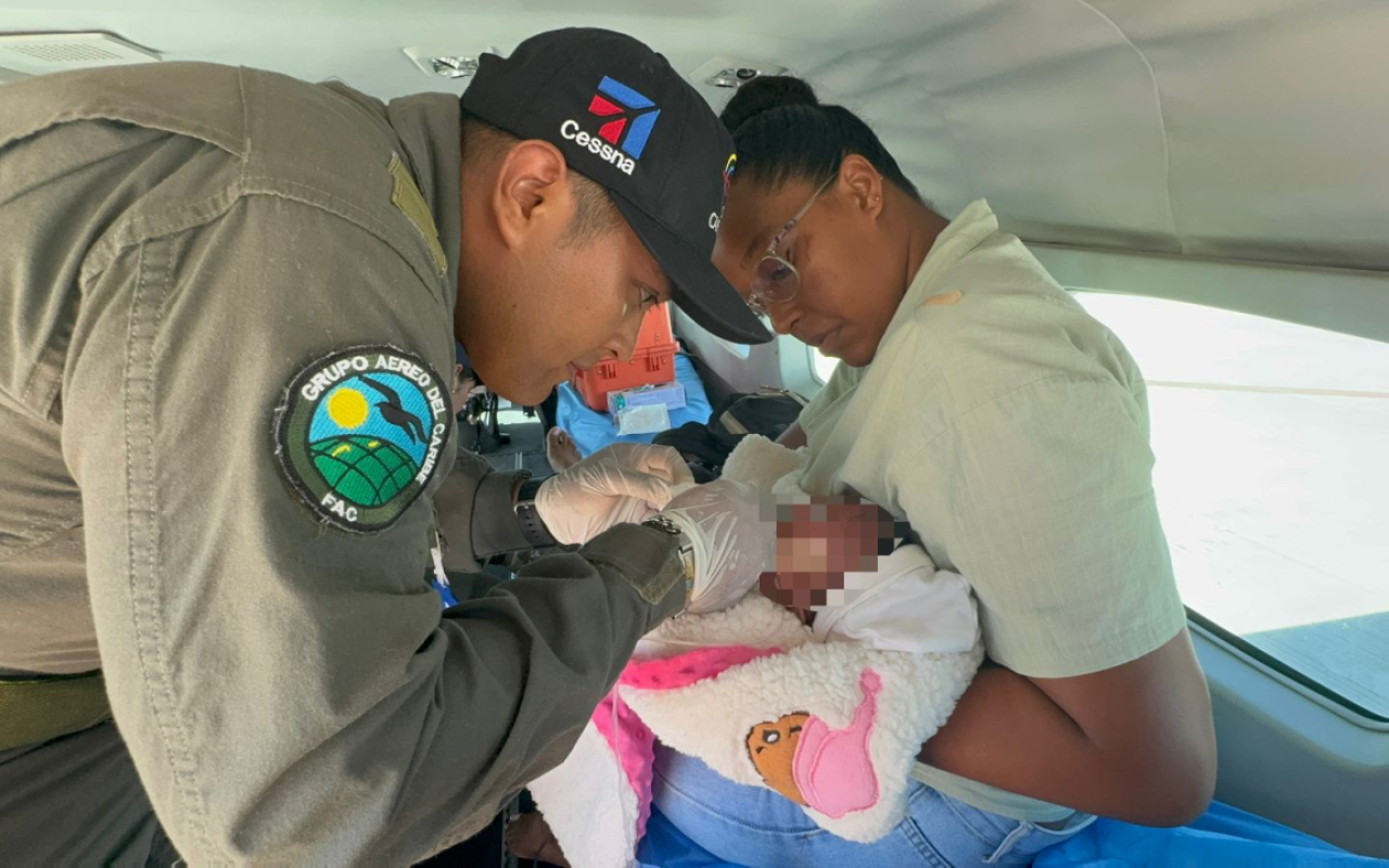 Fuerza Aérea trasladó a una bebé raizal desde la isla de Providencia 