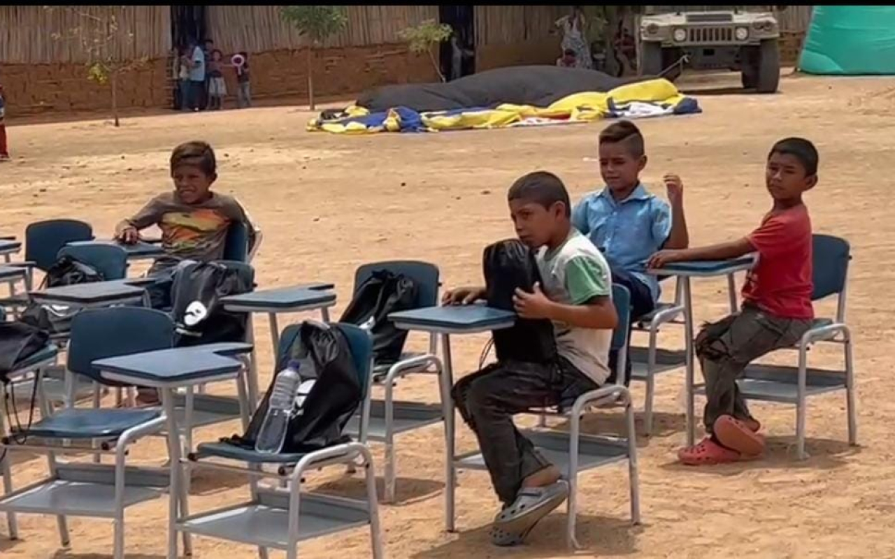 Niños wayúu de Uribia, Guajira, recibieron pupitres y kits escolares 