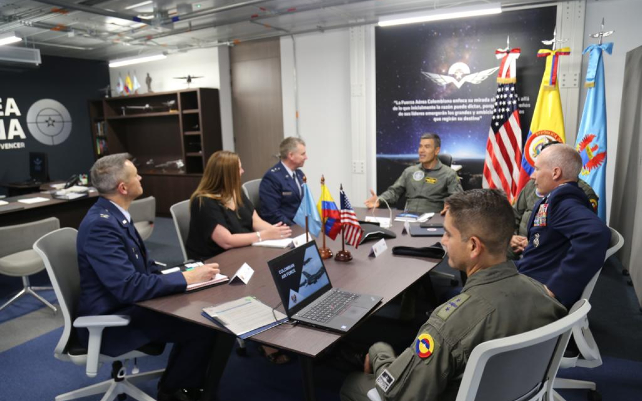 Comandante de la 12ª Fuerza Aérea de los Estados Unidos visita Colombia