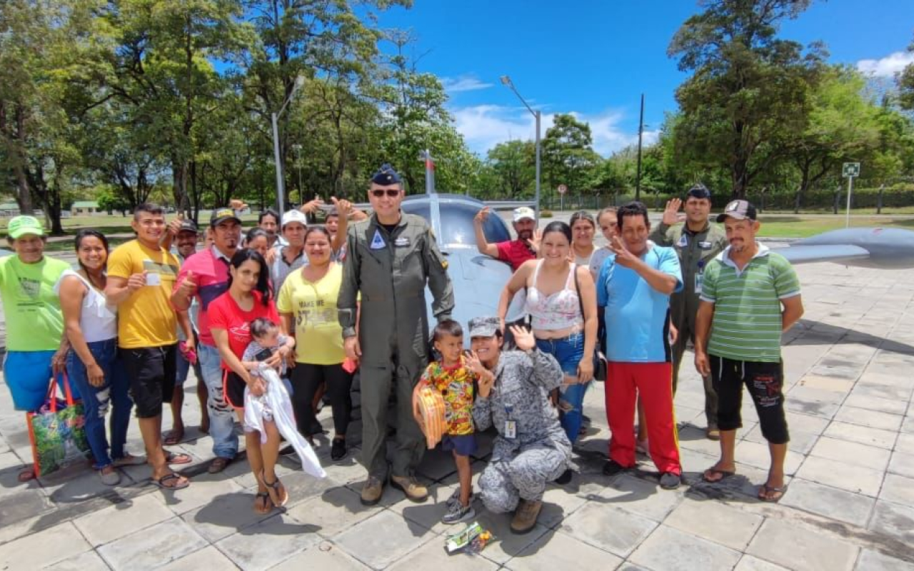 Pescadores de la rivera del Río Magdalena se reúnen en el Comando Aéreo de Combate No.1