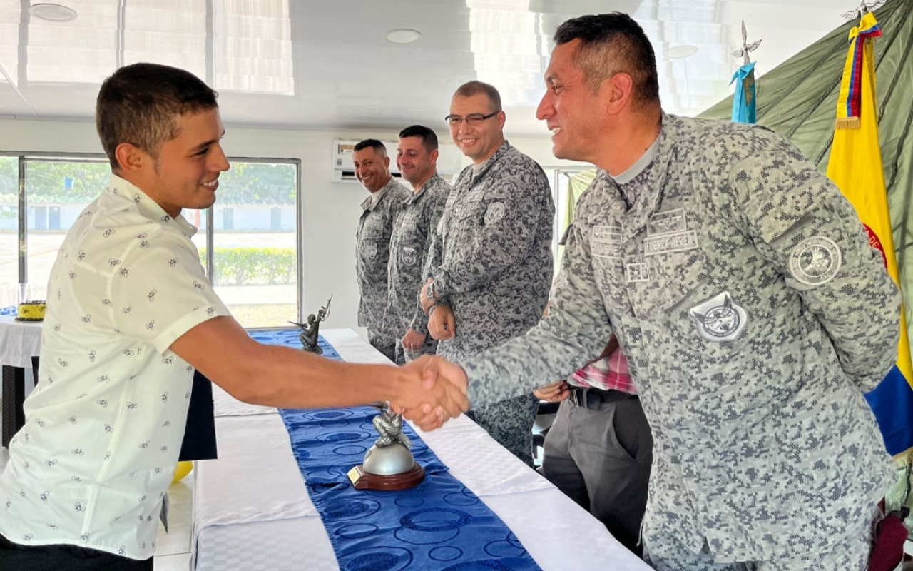Soldados de su Fuerza Aérea Colombiana se gradúan de bachilleres en el Comando Aéreo de Combate No.1