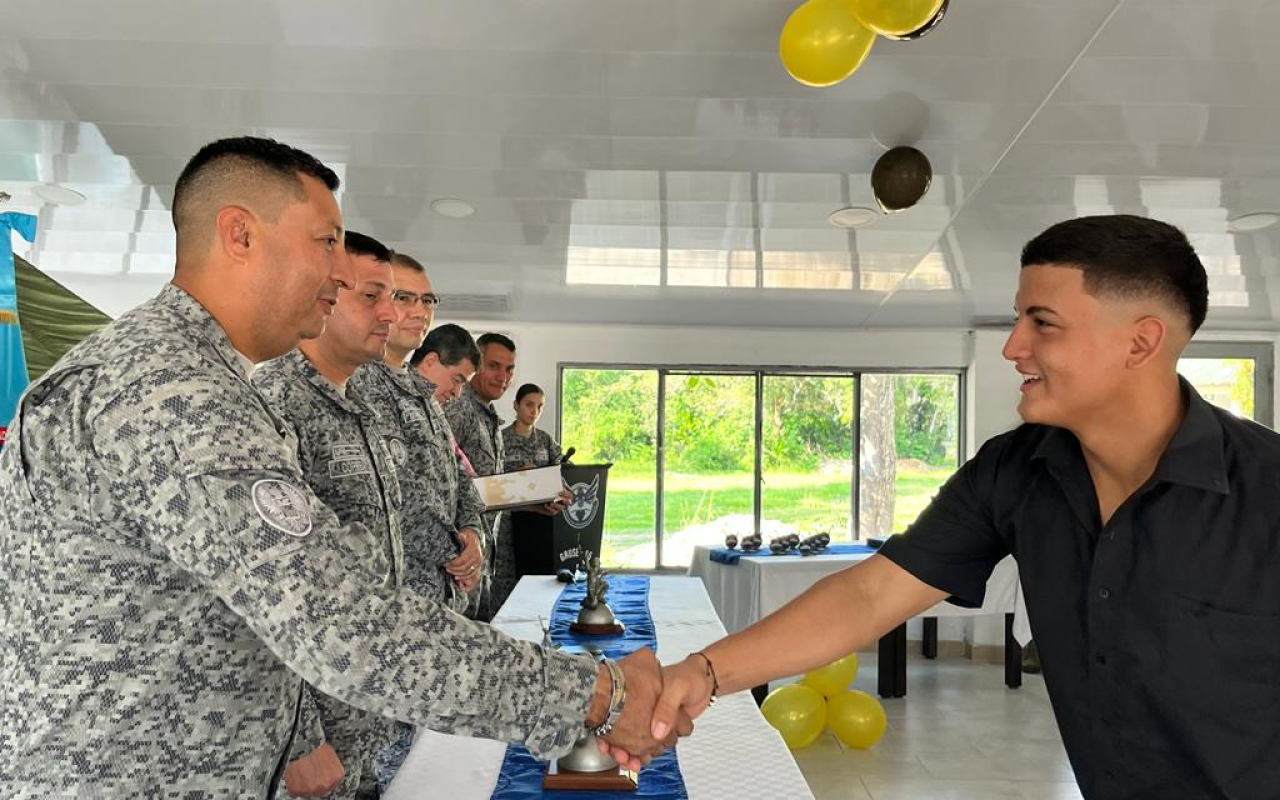 Soldados de su Fuerza Aérea Colombiana se gradúan de bachilleres en el Comando Aéreo de Combate No.1