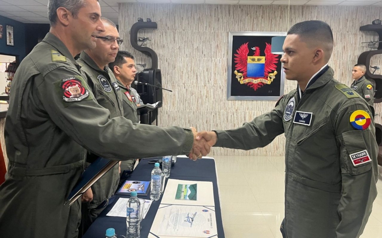 Futuros pilotos militares finalizan curso de vuelo primario en la Escuela Internacional de Ala Fija 