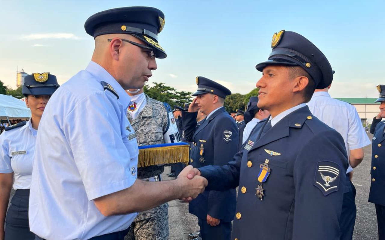 Con solemene ceremonia Oficiales de su Fuerza Aérea ascienden a su grado inmediatamente superior