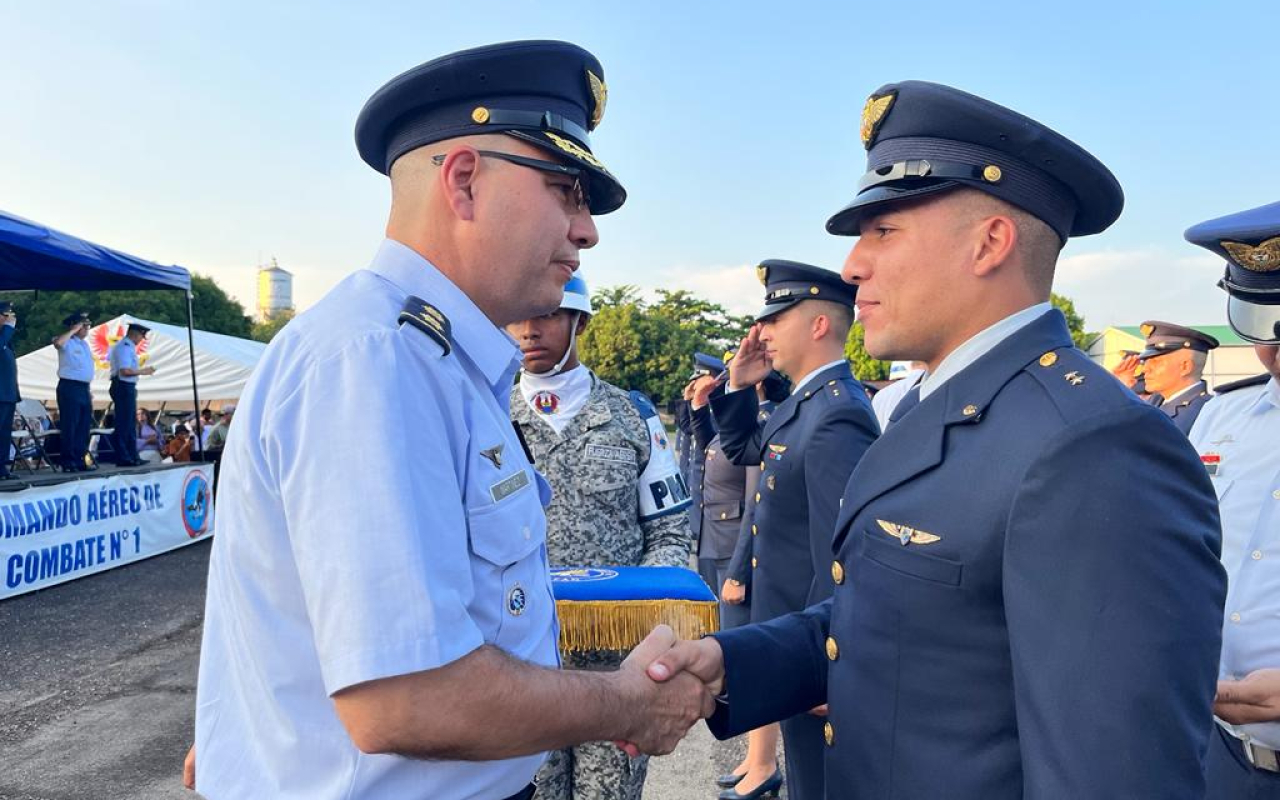 Con solemene ceremonia Oficiales de su Fuerza Aérea ascienden a su grado inmediatamente superior