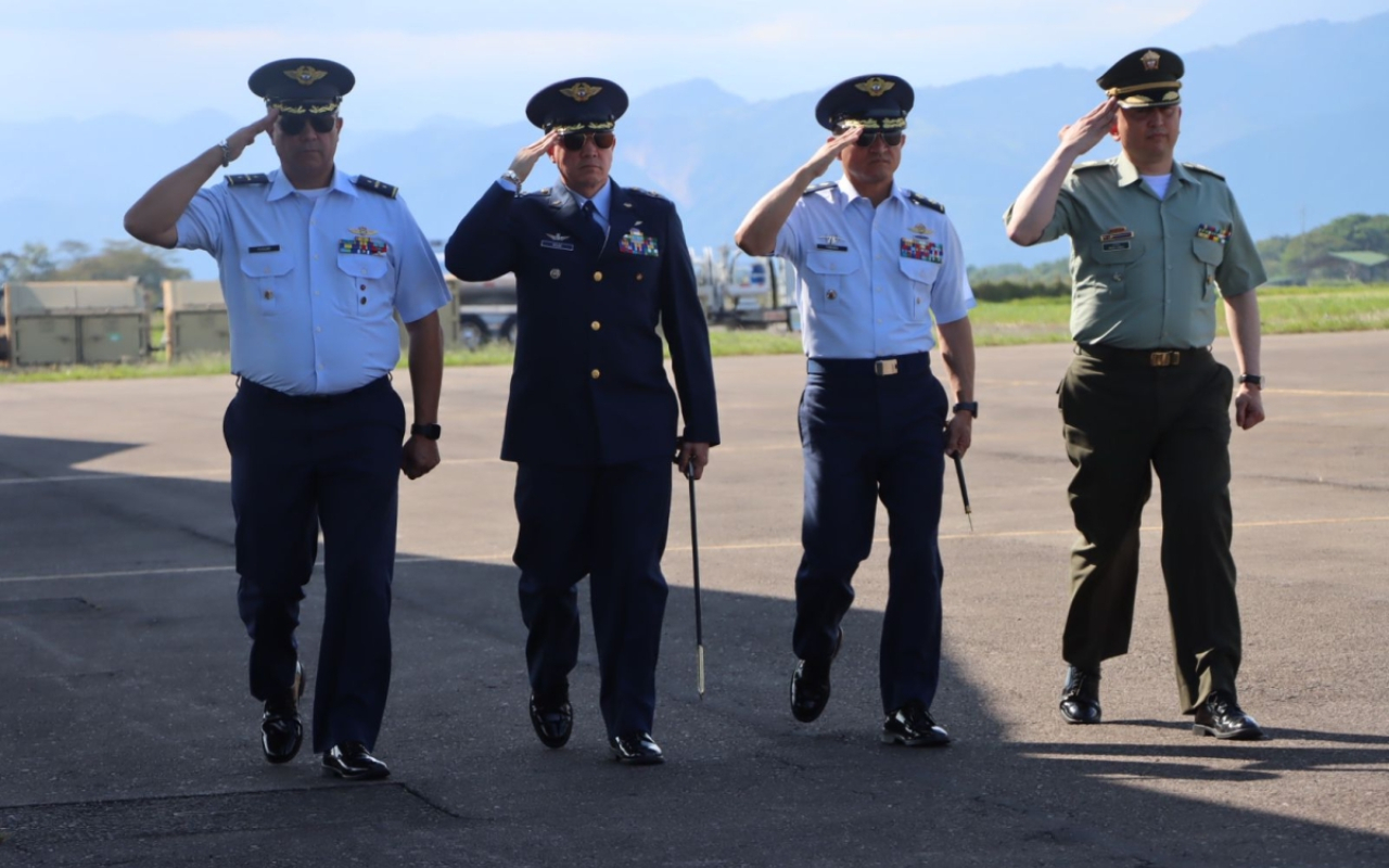 En ceremonia militar fue reconocido el nuevo comandante del Comando Aéreo de Combate No. 2
