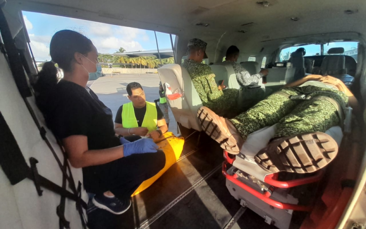  Infante de Marina de la Armada Nacional es trasladado desde Providencia a San Andrés en un Caravan por urgencia médica
