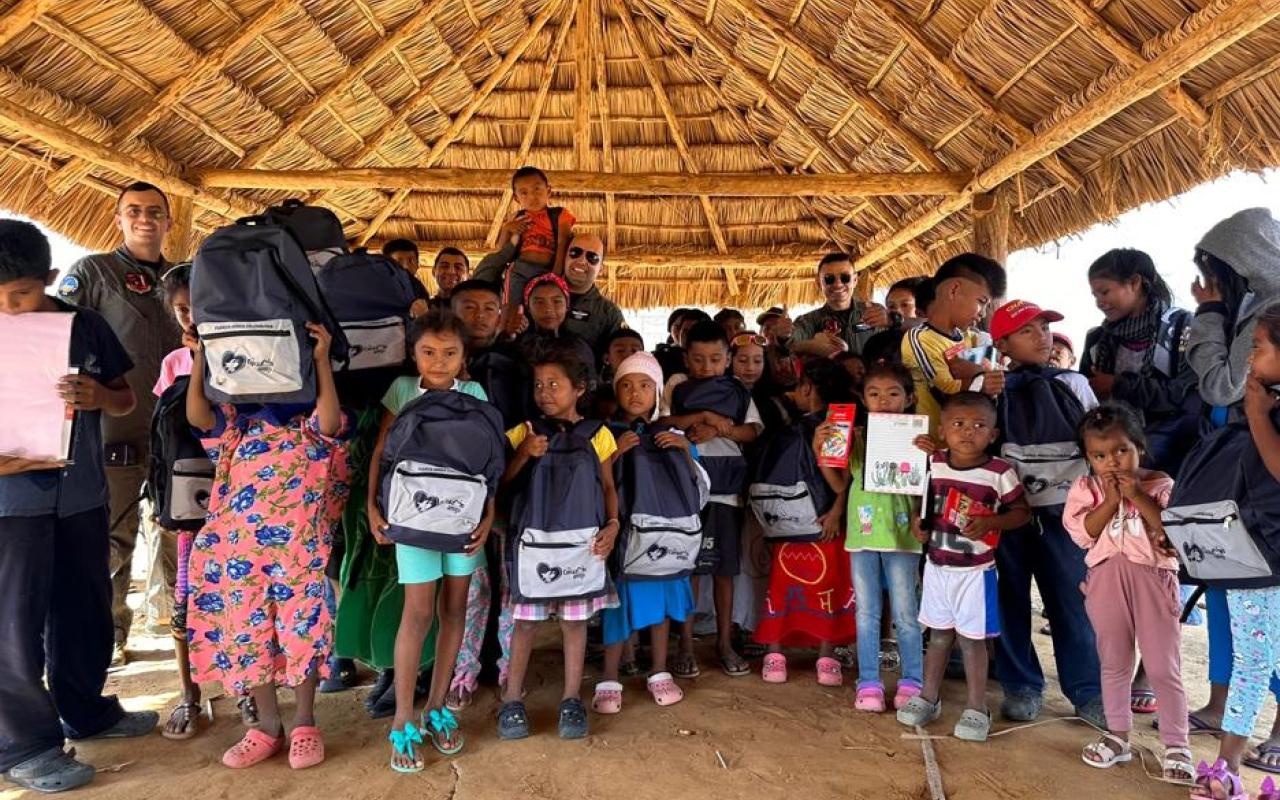 Jóvenes Wayúu en La Flor de la Guajira reciben kits escolares