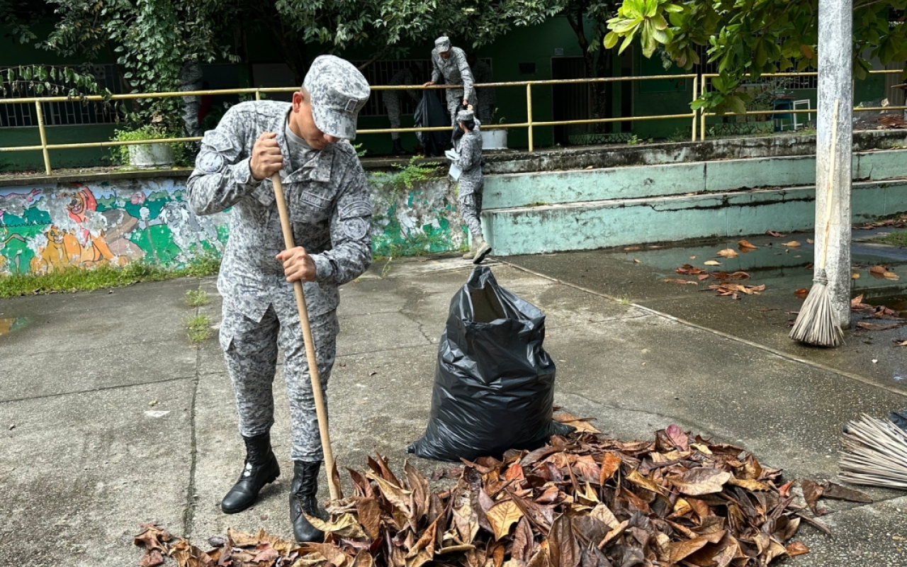 Jornada de limpieza para la comunidad en la Dorada Caldas por parte de su Fuerza Aérea Colombiana