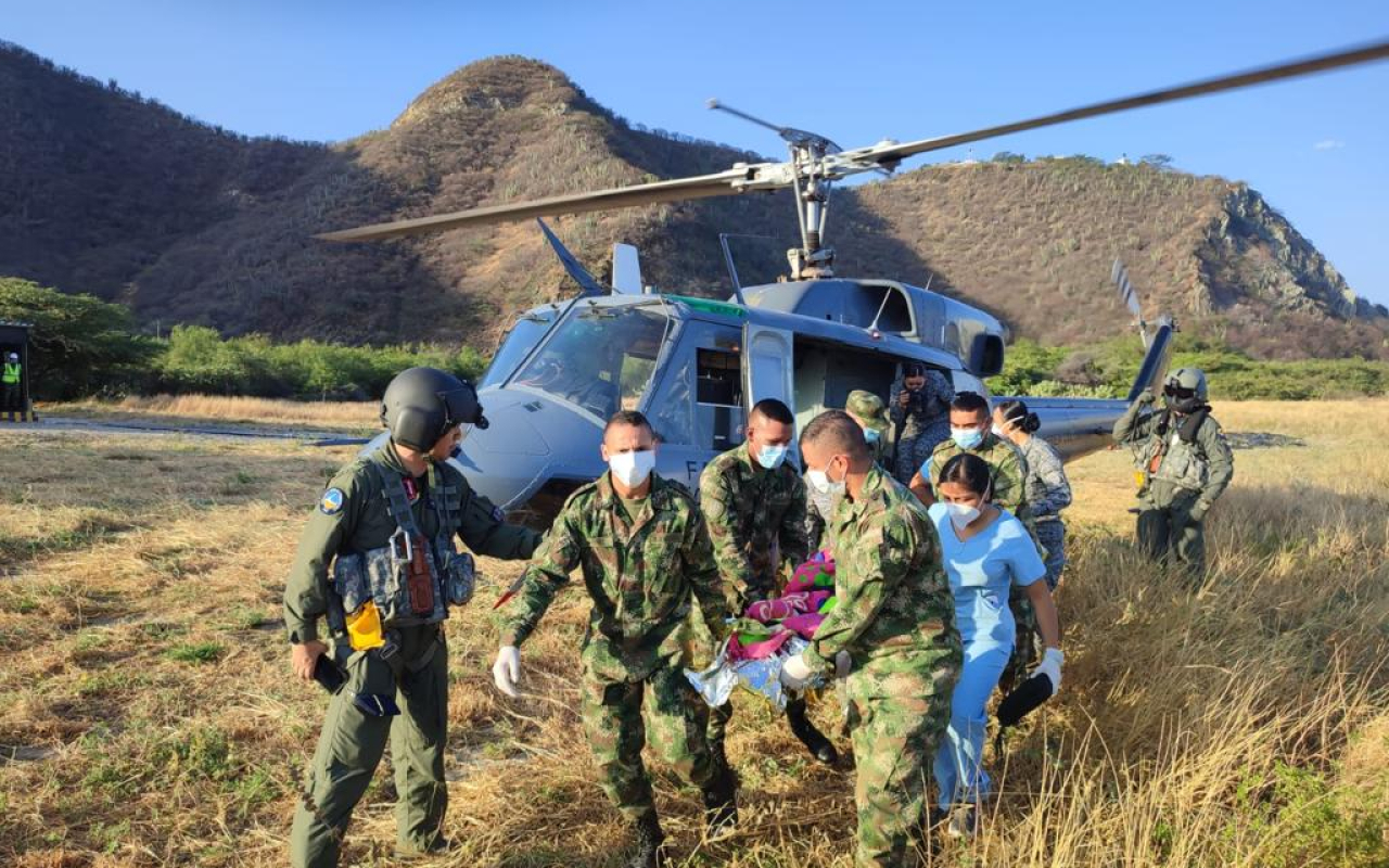 Mujer indígena Arhuaco en delicado estado de salud es evacuada por su Fuerza Aérea en Magdalena 