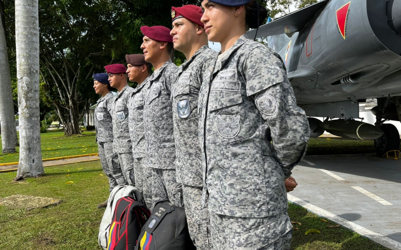 Militares son entrenados en empaque de paracaídas de alto rendimiento