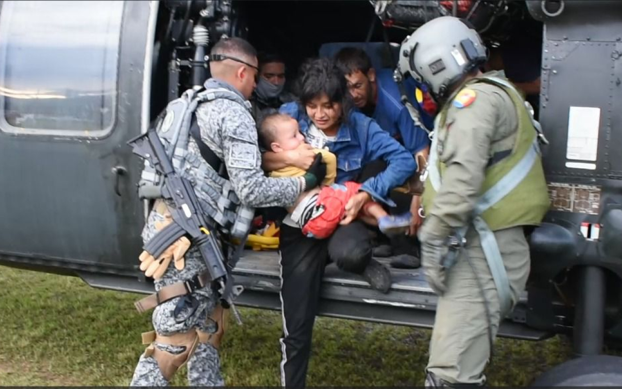 Tras emergencia por avalancha en Ábrego, Norte de Santander, su Fuerza Aérea rescata ciudadanos damnificados