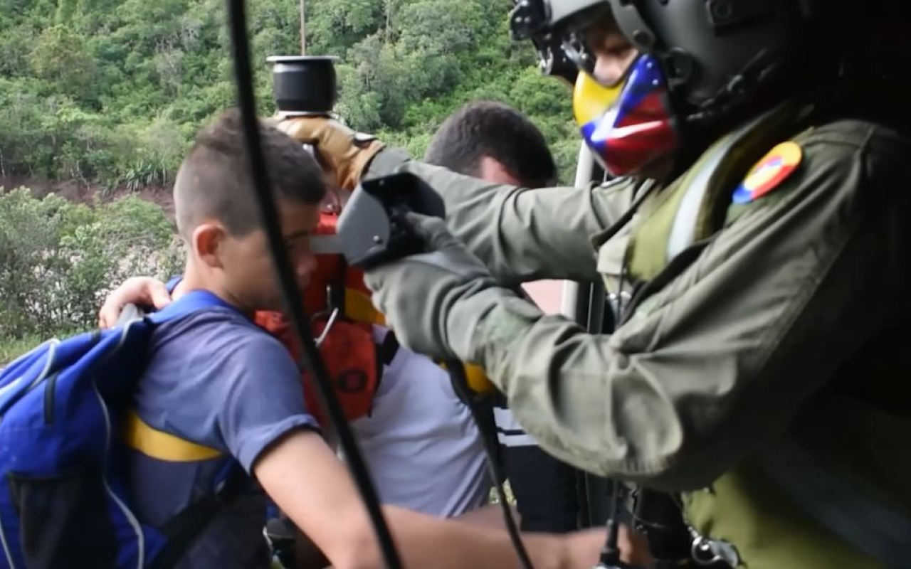 Tras emergencia por avalancha en Ábrego, Norte de Santander, su Fuerza Aérea rescata ciudadanos damnificados