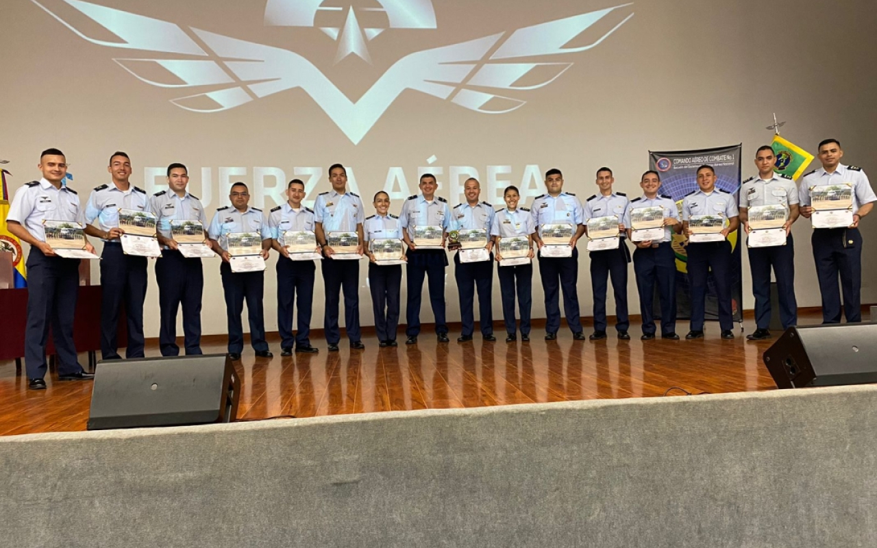 Finalizan cursos que potencializan las capacidades en Defensa Aérea de su Fuerza Aérea Colombiana