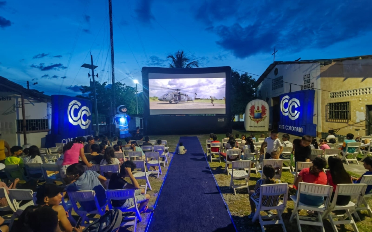La magia del cine llega a veredas del centro del país, gracias a la Ruta 90 y su Fuerza Aérea