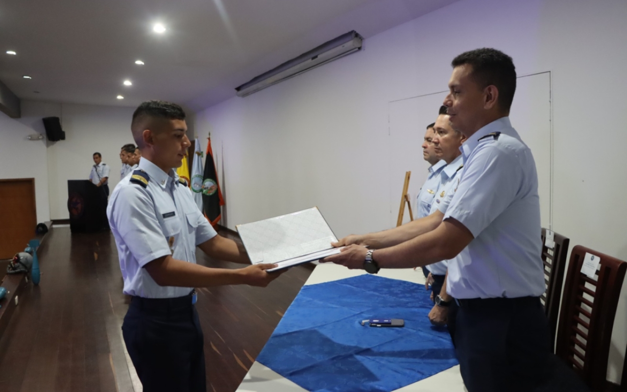 Nuevos pilotos del T-27 Tucano al servicio de los colombianos