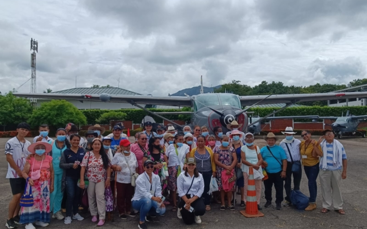 Adultos mayores de Yopal cumplen el sueño de conocer las aeronaves de su Fuerza Aérea