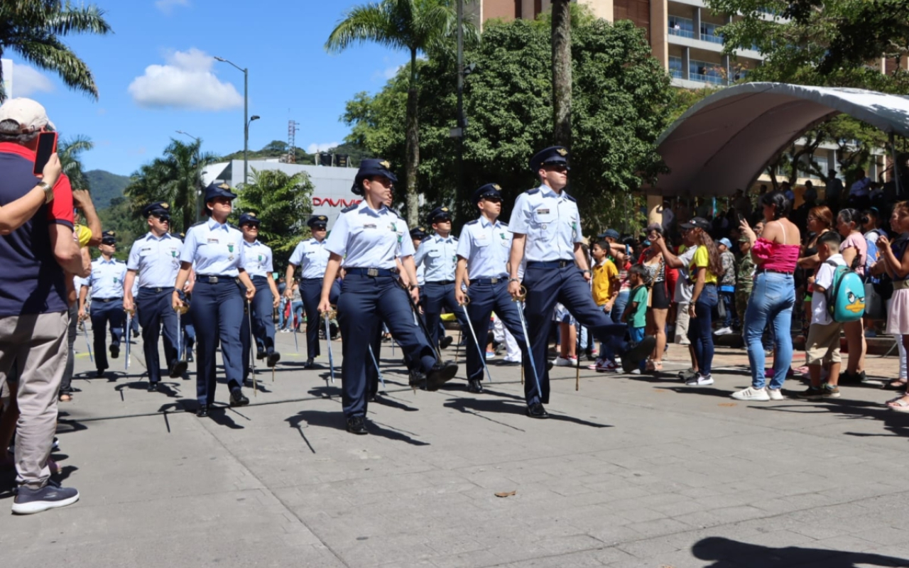 Fuerza Aérea engalana las calles de Villavicencio