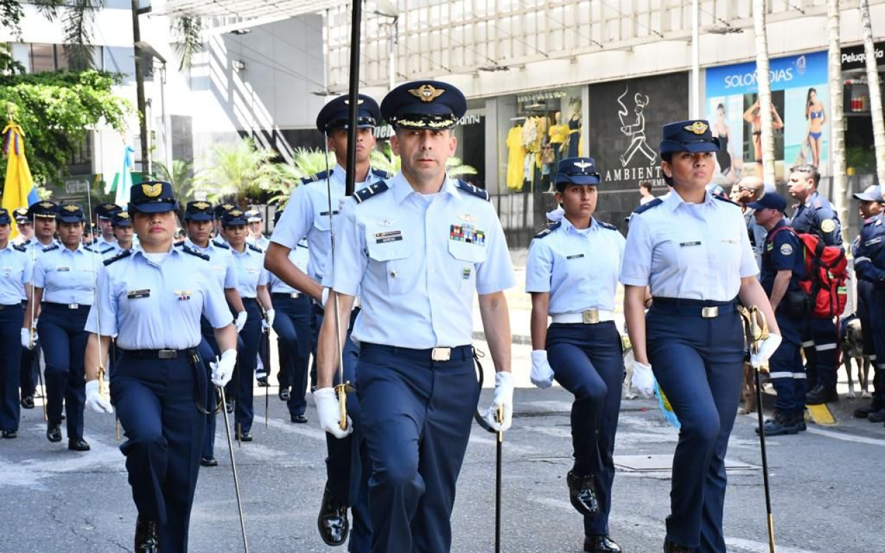 En Cali, su Fuerza Aérea Colombiana participó con orgullo en desfile del 20 de julio