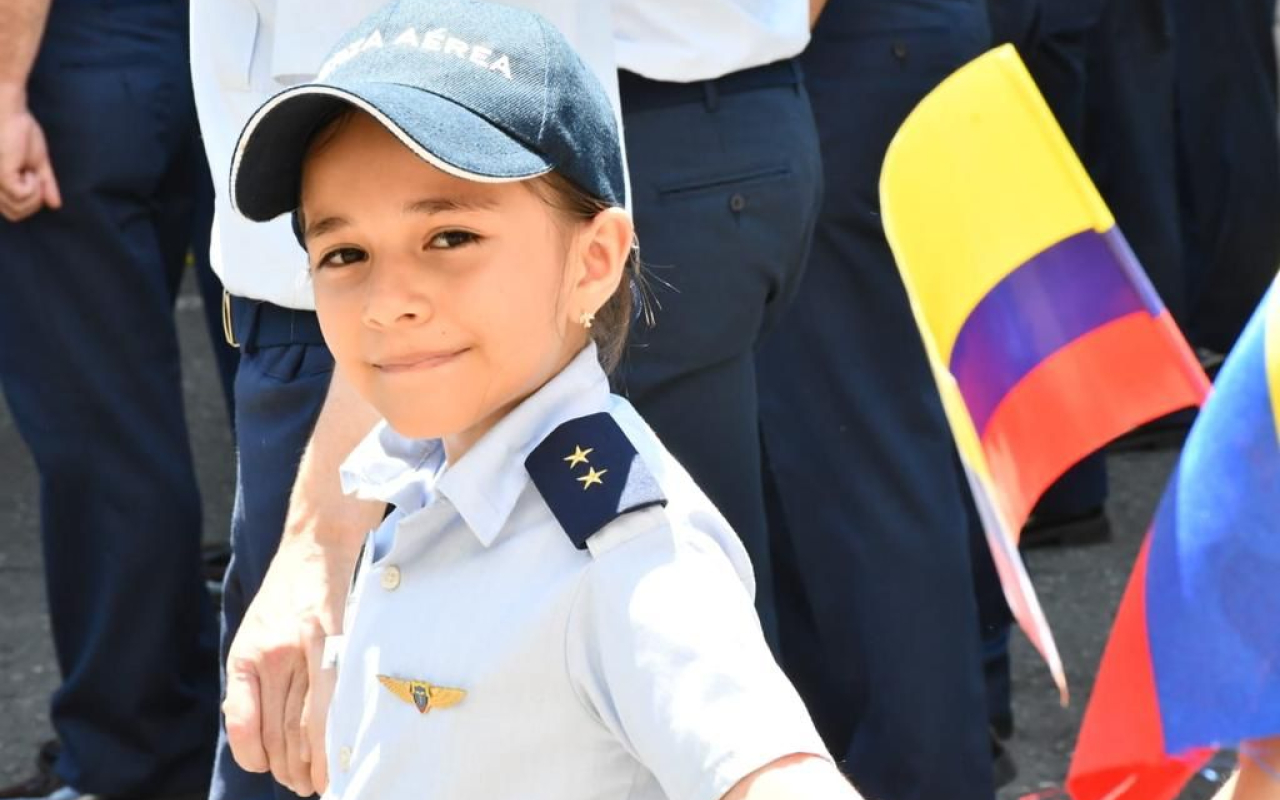 En Cali, su Fuerza Aérea Colombiana participó con orgullo en desfile del 20 de julio
