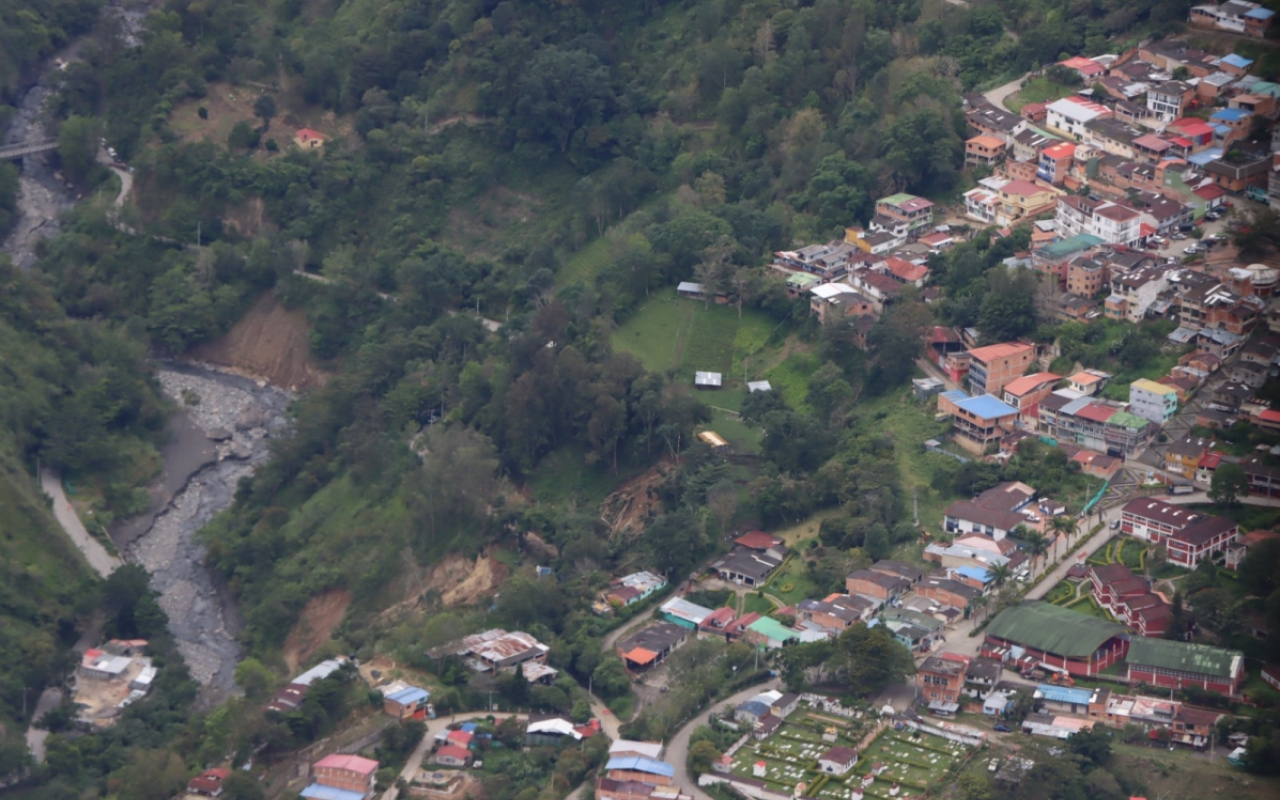 Aeronaves continúan monitoreando el área general de Quetame, Cundinamarca
