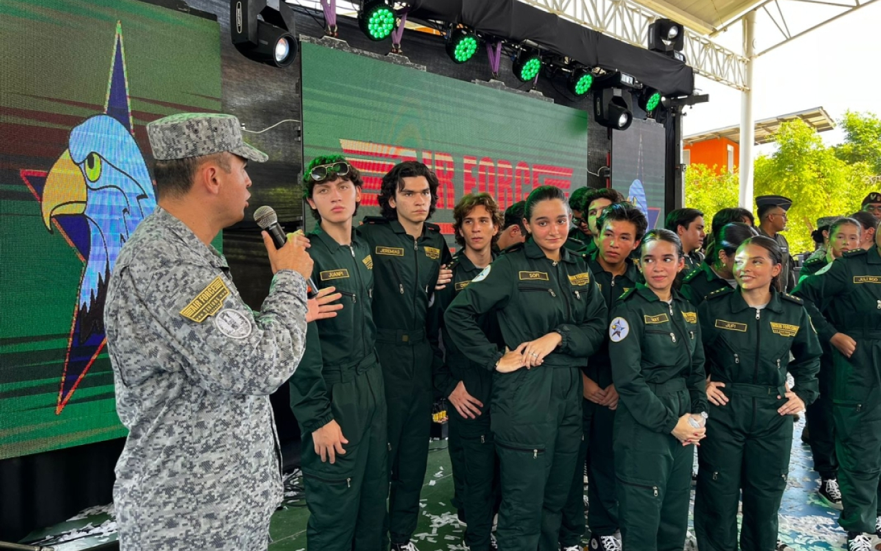 Su Fuerza Aeroespacial Colombiana comprometida con la educación de los jóvenes en el Atlántico
