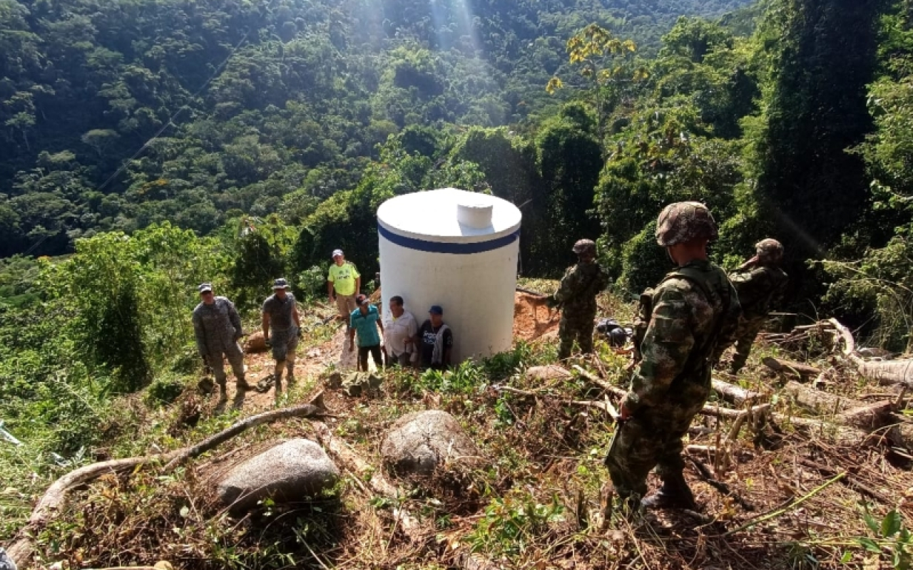 Gracias a operación humanitaria de la Fuerza Aeroespacial Colombiana, 200 antioqueños tendrán agua potable