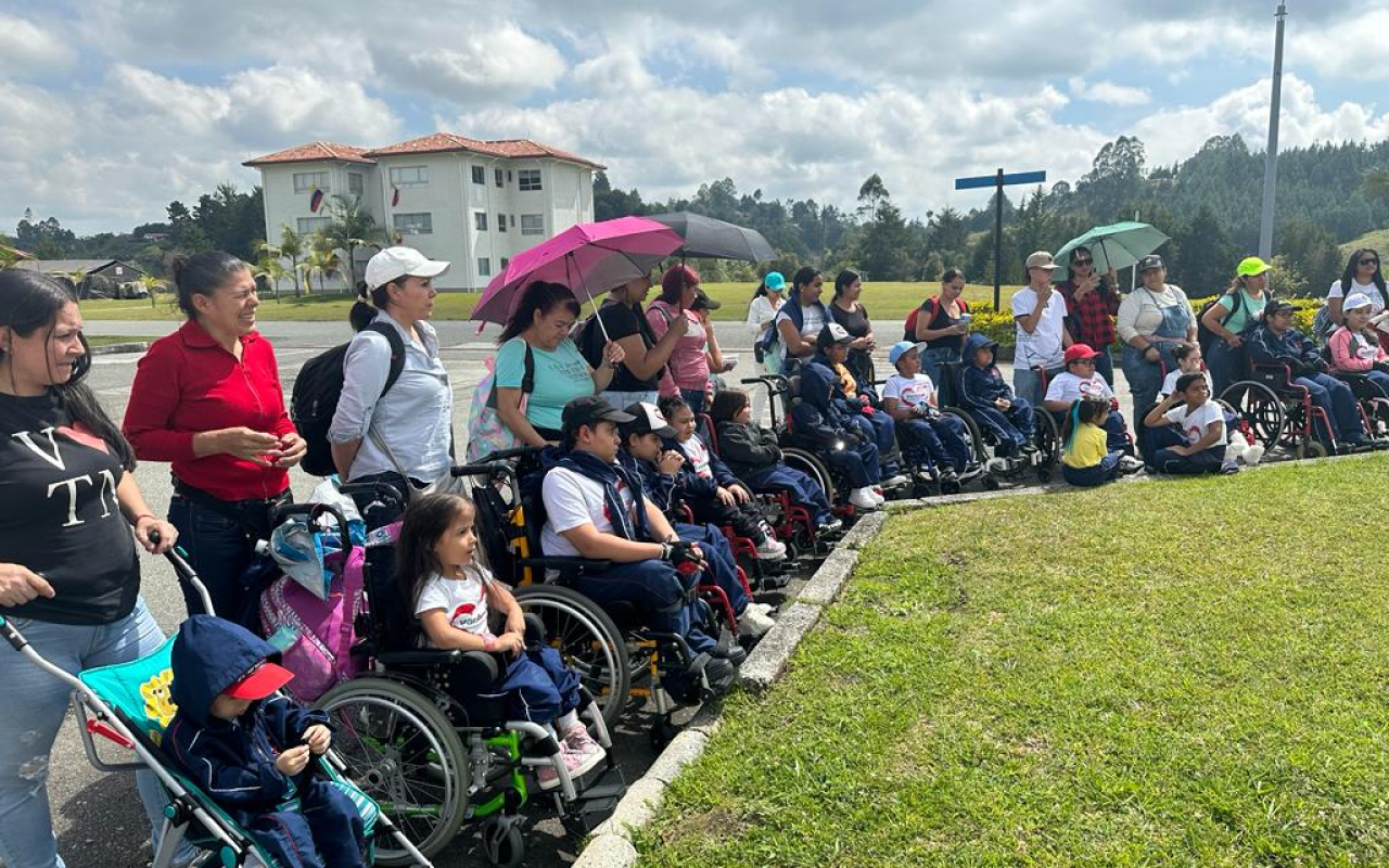 30 niños y jóvenes con discapacidad motora conocen la misión del CACOM 5