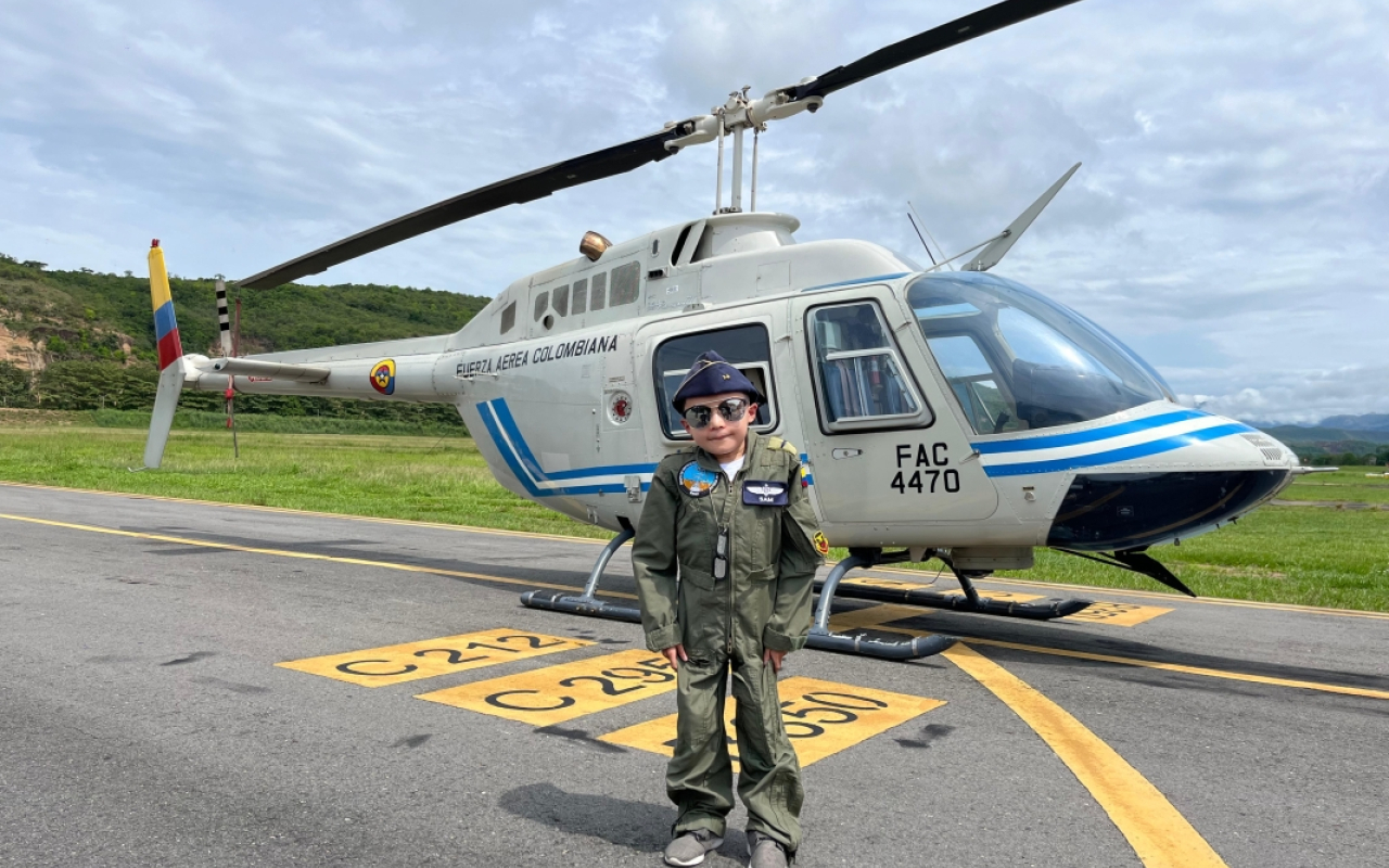 Tocando el cielo: el emotivo vuelo del pequeño Samuel en un Simulador de Helicóptero