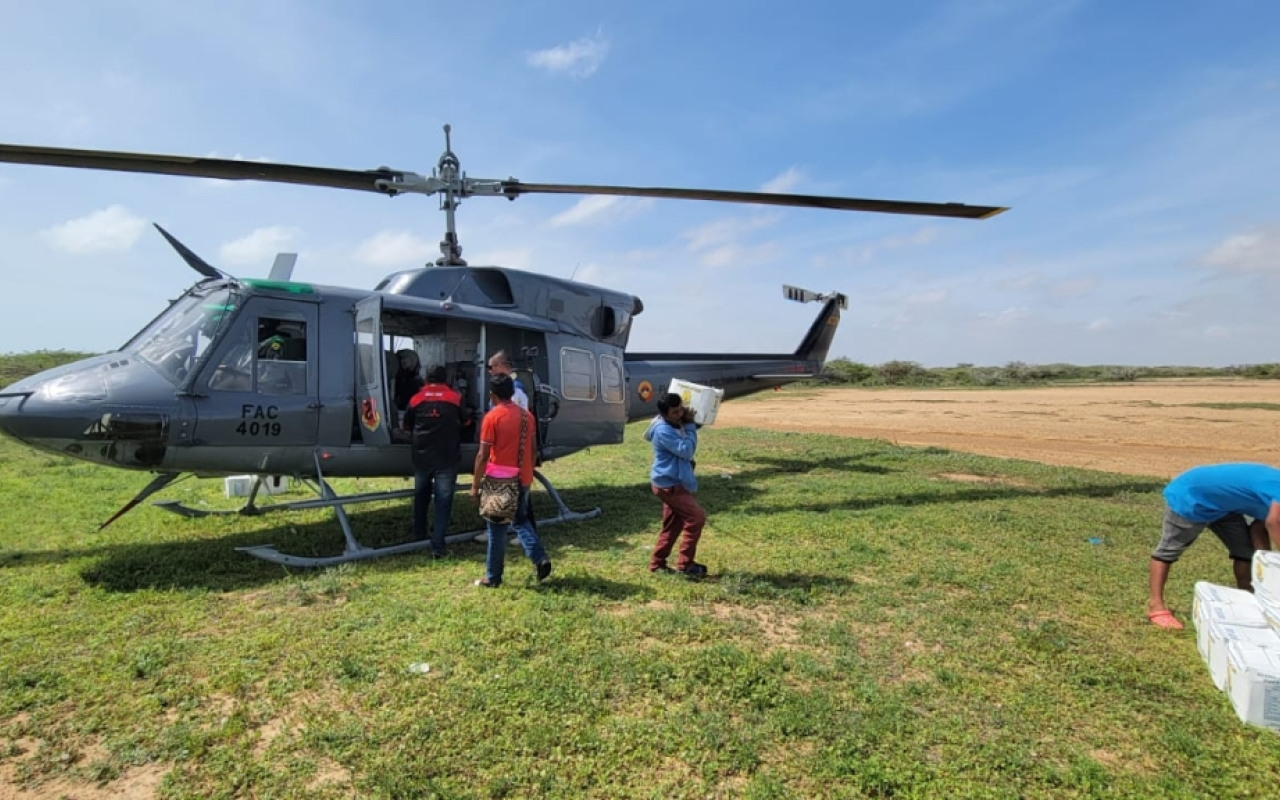 Más de tres toneladas de ayudas humanitarias fueron transportadas hacia La Guajira por su Fuerza Aeroespacial Más de tres toneladas de ayudas humanitarias fueron transportadas hacia La Guajira por su Fuerza Aeroespacial