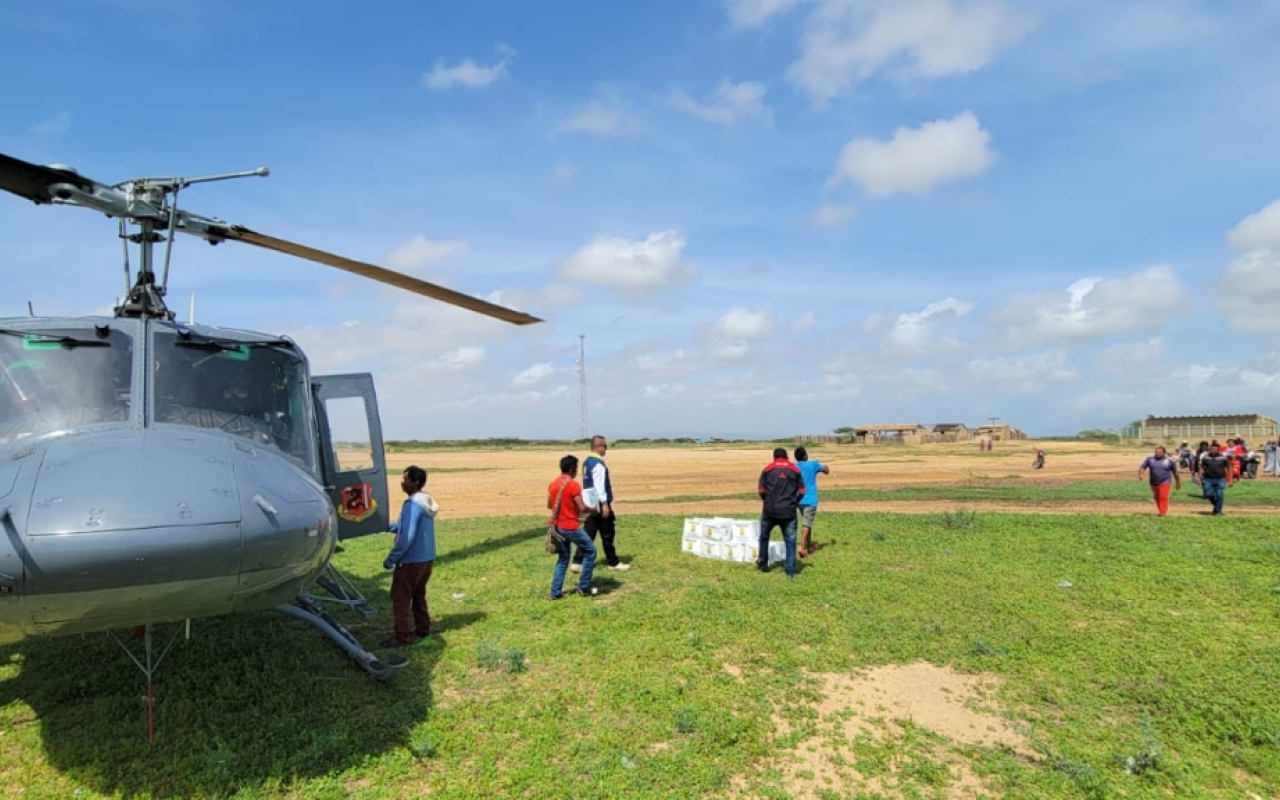 Más de tres toneladas de ayudas humanitarias fueron transportadas hacia La Guajira por su Fuerza Aeroespacial