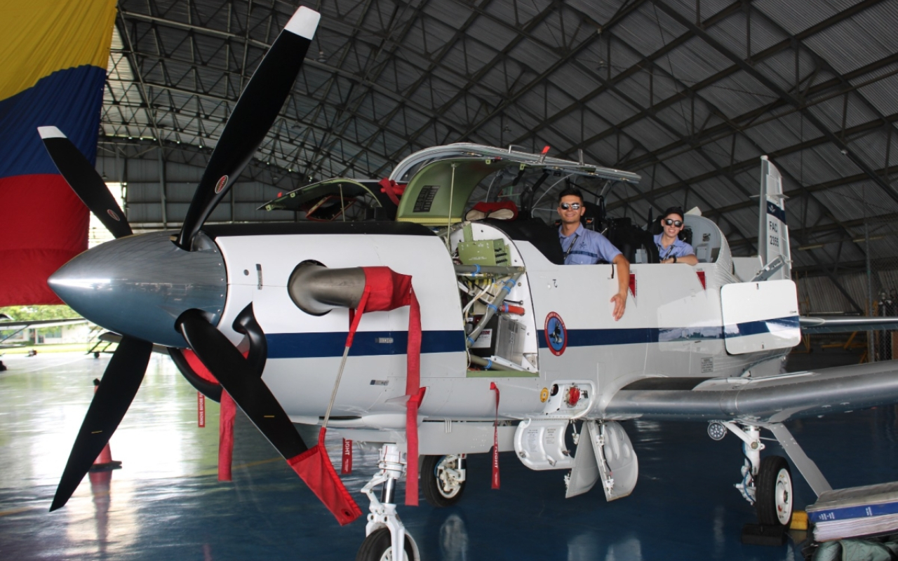 Para conocer las capacidades en mantenimiento de su Fuerza Aeroespacial, el Servicio Nacional de Aprendizaje visita el Comando Aéreo de Combate No.1