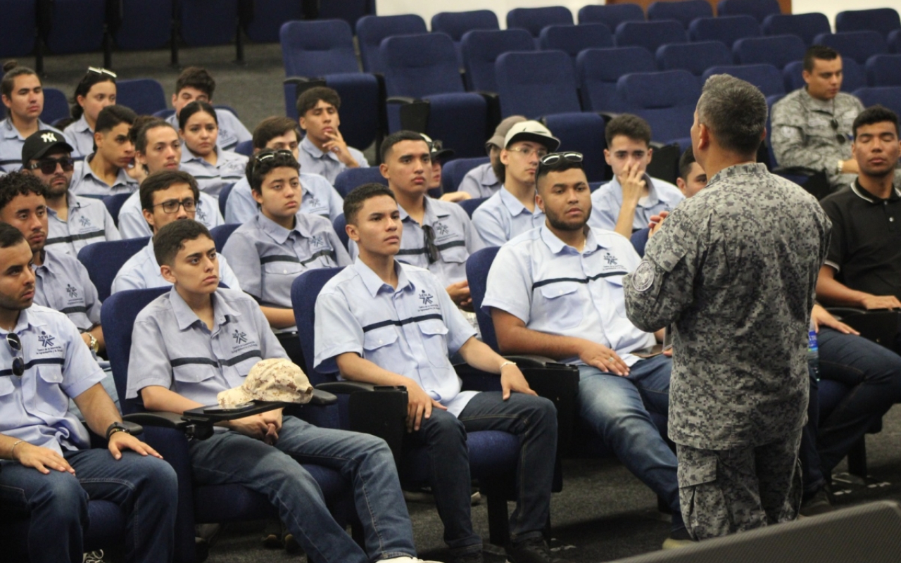 Para conocer las capacidades en mantenimiento de su Fuerza Aeroespacial, el Servicio Nacional de Aprendizaje visita el Comando Aéreo de Combate No.1