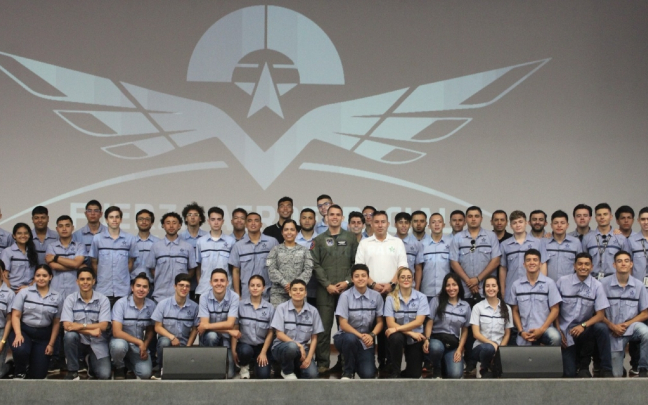 Para conocer las capacidades en mantenimiento de su Fuerza Aeroespacial, el Servicio Nacional de Aprendizaje visita el Comando Aéreo de Combate No.1