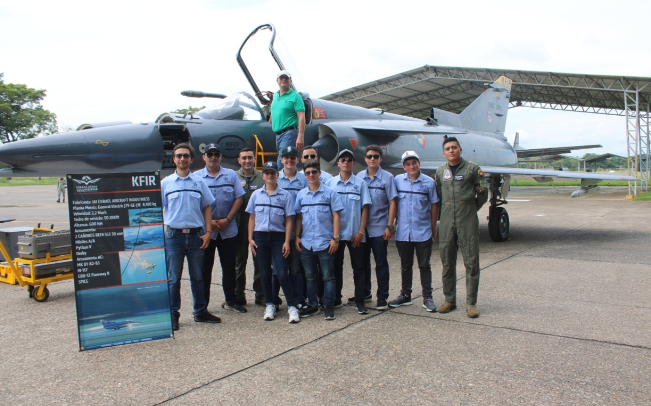 Para conocer las capacidades en mantenimiento de su Fuerza Aeroespacial, el Servicio Nacional de Aprendizaje visita el Comando Aéreo de Combate No.1