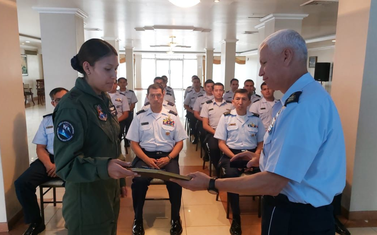 Finaliza curso para la Fuerza Aérea Ecuatoriana que potencializa las capacidades en Defensa Aérea de la región