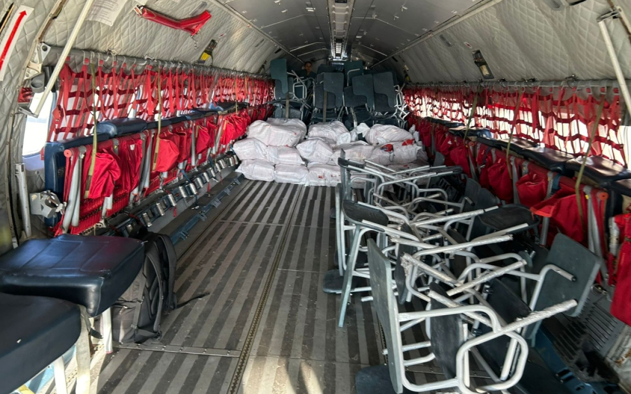 Pupitres y kits escolares llegaron a la Guajira en aeronave de la Fuerza Aeroespacial Colombiana Pupitres y kits escolares llegaron a la Guajira en aeronave de la Fuerza Aeroespacial Colombiana