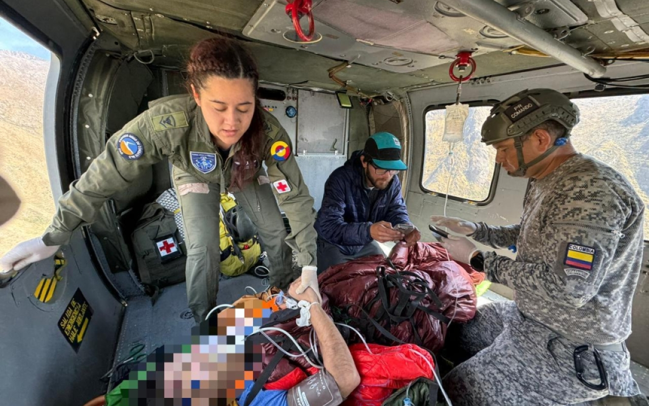 Montañista accidentado en la Sierra Nevada de Santa Marta es evacuado en un helicóptero de la Fuerza Aeroespacial
