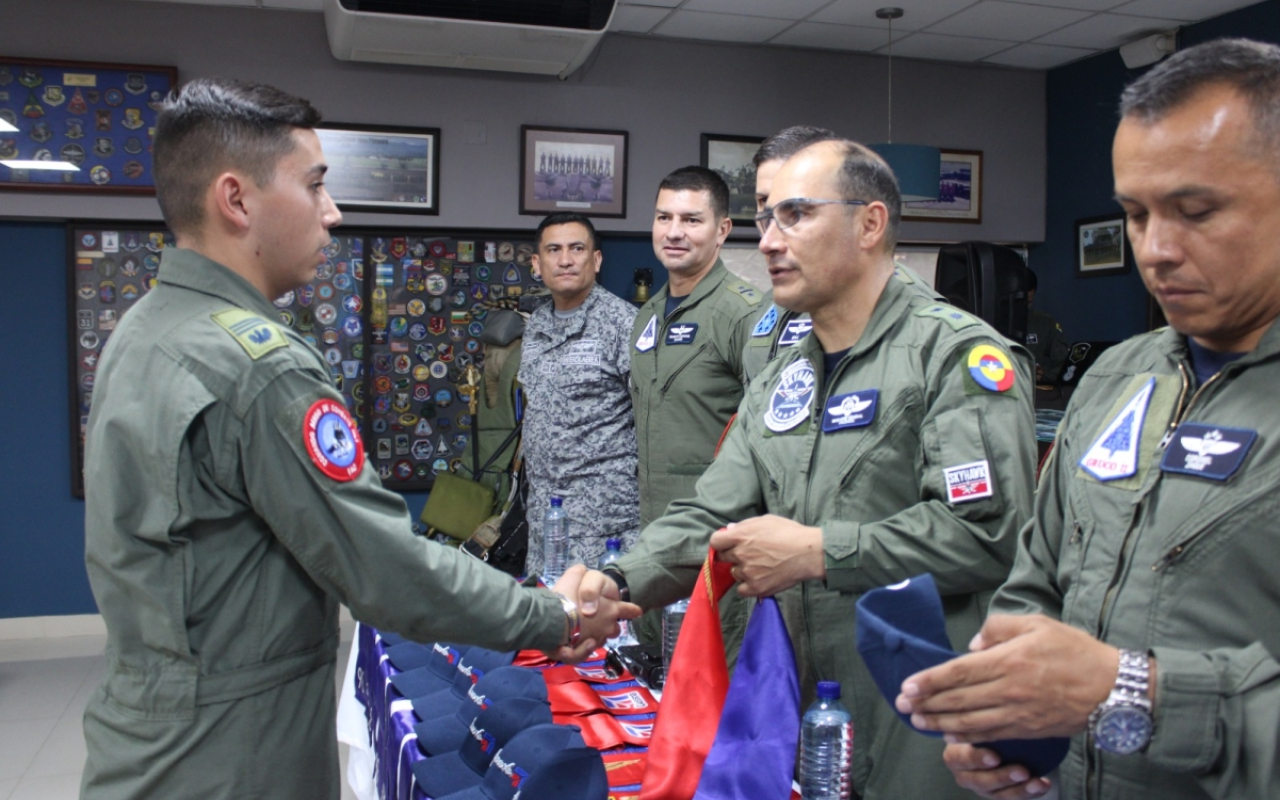 Un opita avanza con paso firme en su sueño de ser piloto militar de su Fuerza Aeroespacial Colombiana