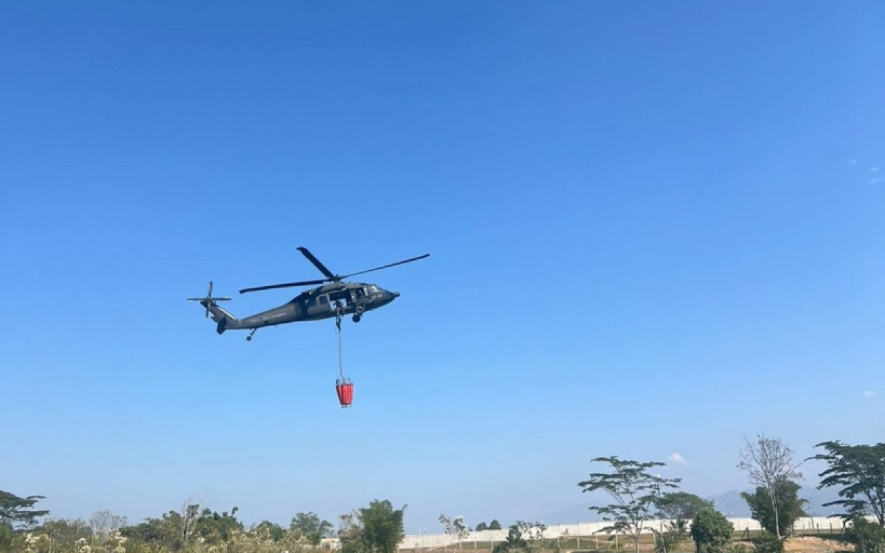 Labores  de extinción de incendios en Santander, son apoyadas por helicópteros de su Fuerza Aeroespacial Colombiana