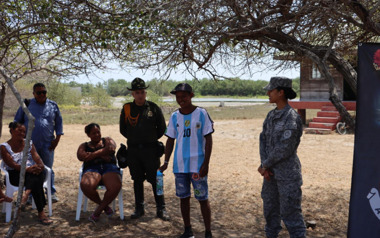 Observadores de aves en el Magdalena reciben kits escolares por su Fuerza Aeroespacial