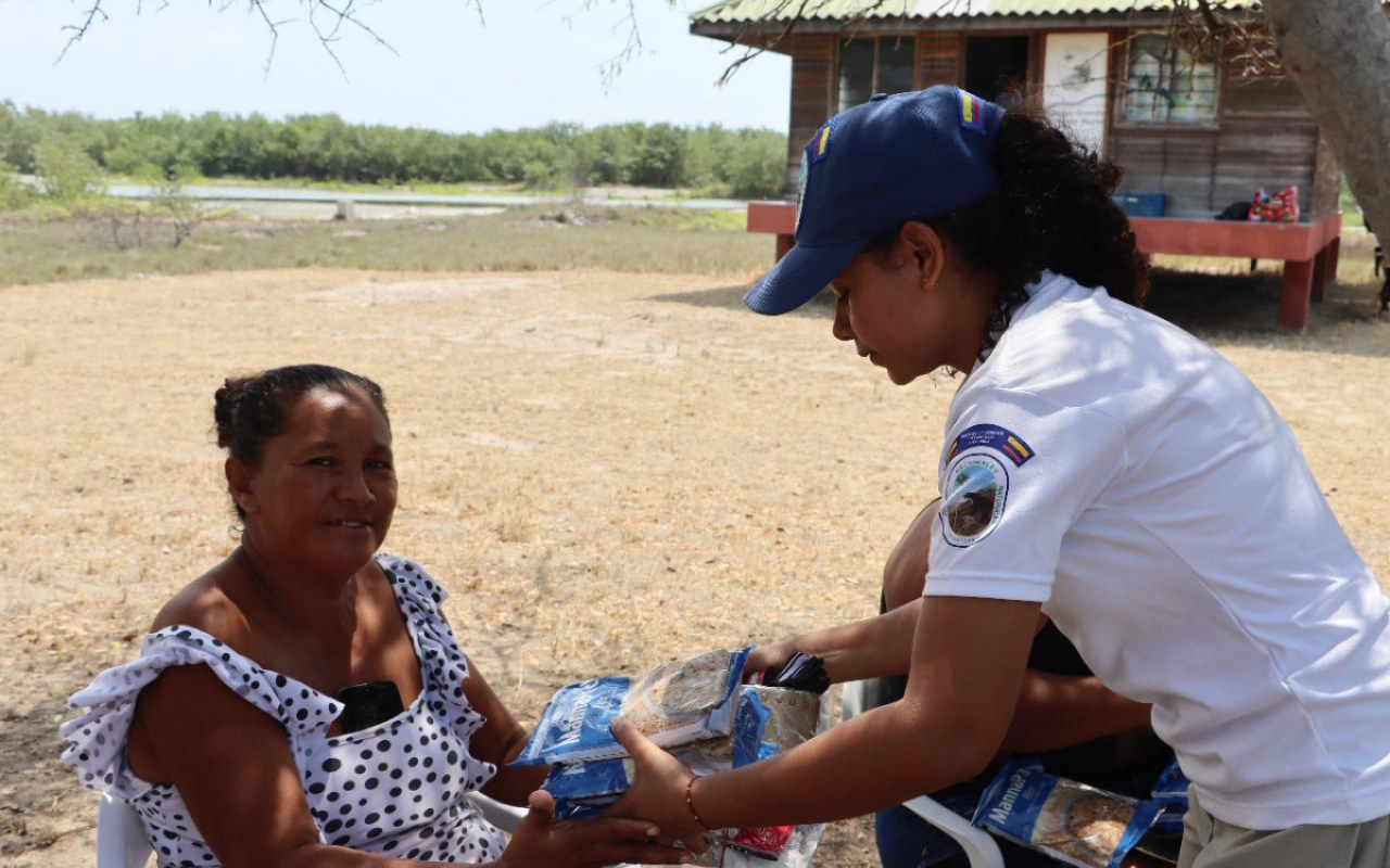 Observadores de aves en el Magdalena reciben kits escolares por su Fuerza Aeroespacial
