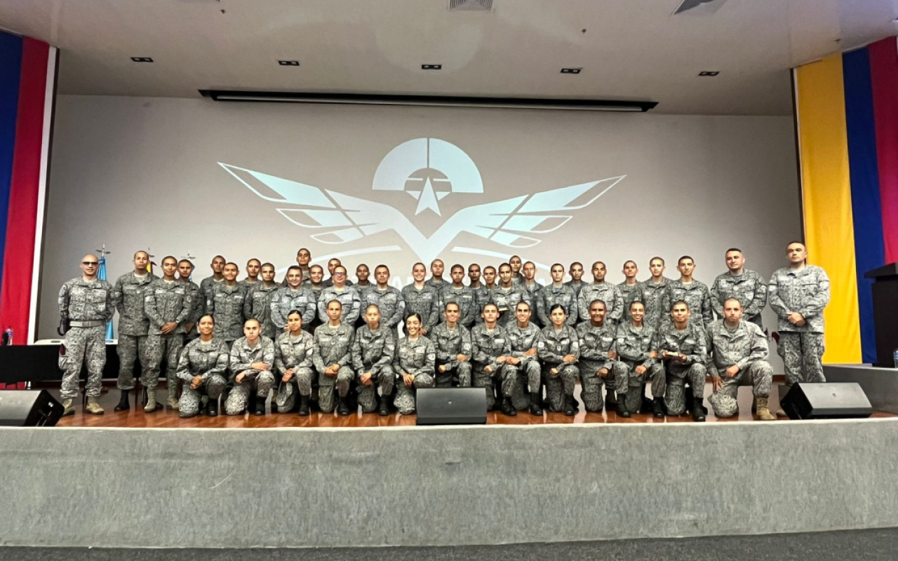 Hombres y mujeres finalizan con éxito curso de Combate Irregular en la Escuela de Instrucción Militar Aérea