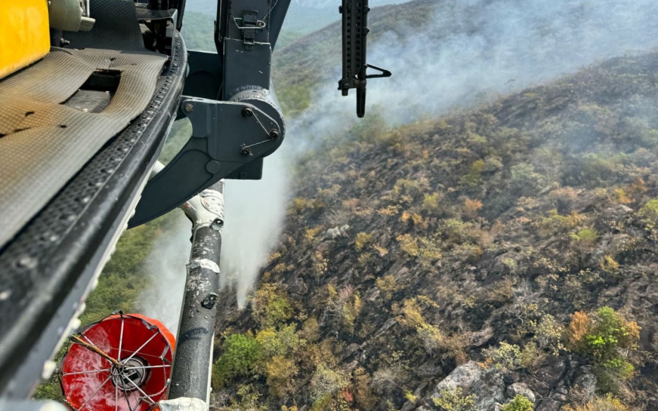 Por tierra y aire continúan esfuerzos para extinguir Incendio en Prado, Tolima