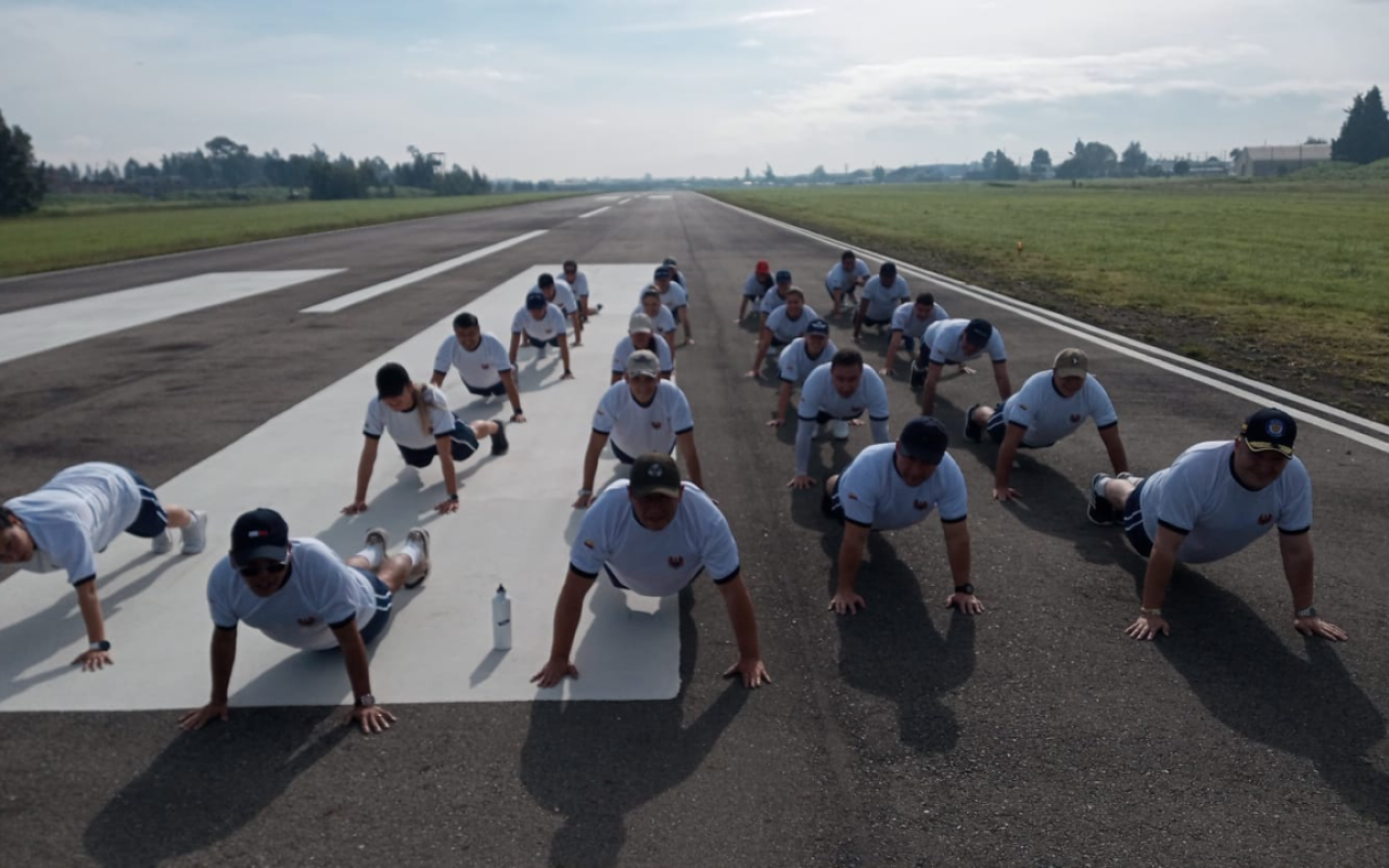 Aspirantes a Oficiales Profesionales de la Reserva de la Fuerza Aérea inician su proceso de entrenamiento