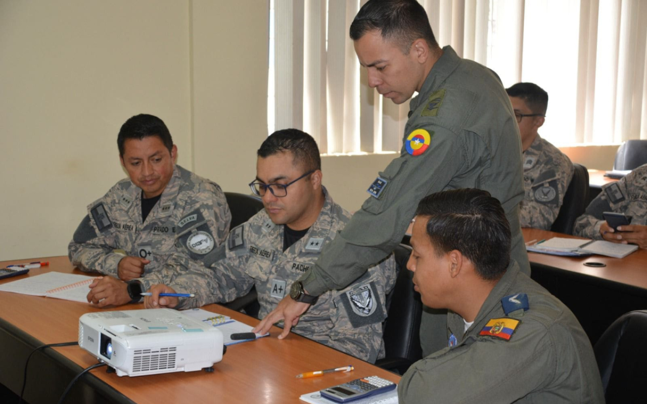 Colombia fortalece conocimientos en Defensa Aérea a Fuerza Aérea Ecuatoriana