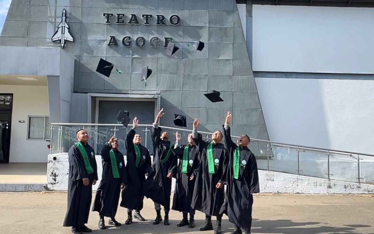 Siete jóvenes soldados culminan el bachillerato mientras prestan el servicio militar